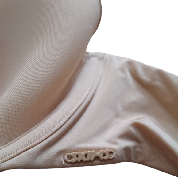 SKIMS Weightless Scoop Bra - Picture 5 of 15